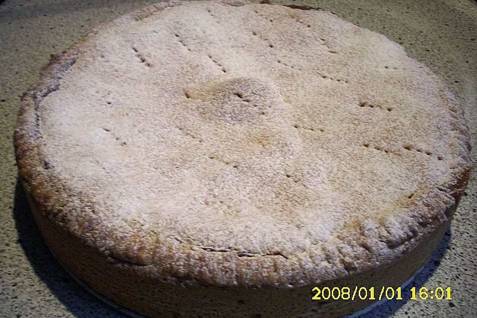 Gedeckter Apfelkuchen mit Weintrauben und Cranberries