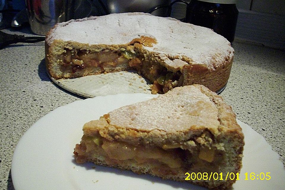 Gedeckter Apfelkuchen mit Weintrauben und Cranberries