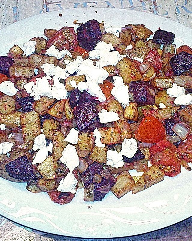Bratkartoffeln mit Rote Bete, Tomaten, Perlzwiebeln und Feta
