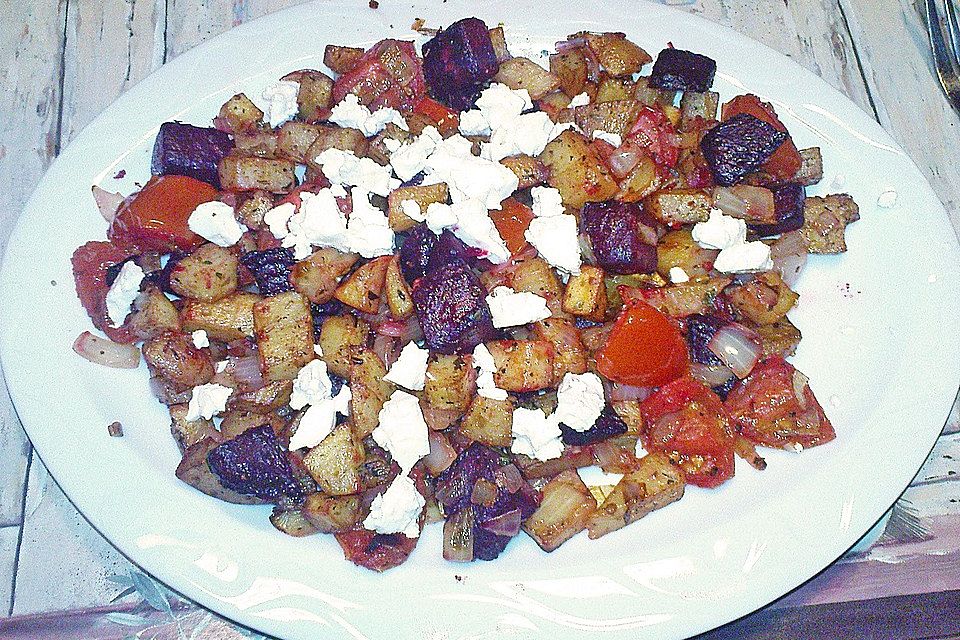 Bratkartoffeln mit Rote Bete, Tomaten, Perlzwiebeln und Feta