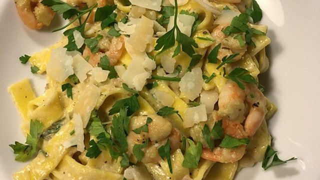 Spaghetti mit Garnelen in Zitronen-Butter-Soße von helloina Spaghetti mit Garnelen in Zitronen-Butter-Soße von helloina