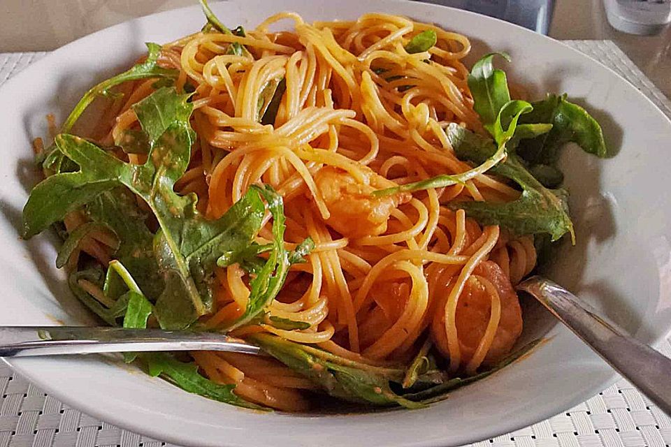 Bandnudeln mit Rucola in Tomaten-Butter-Soße