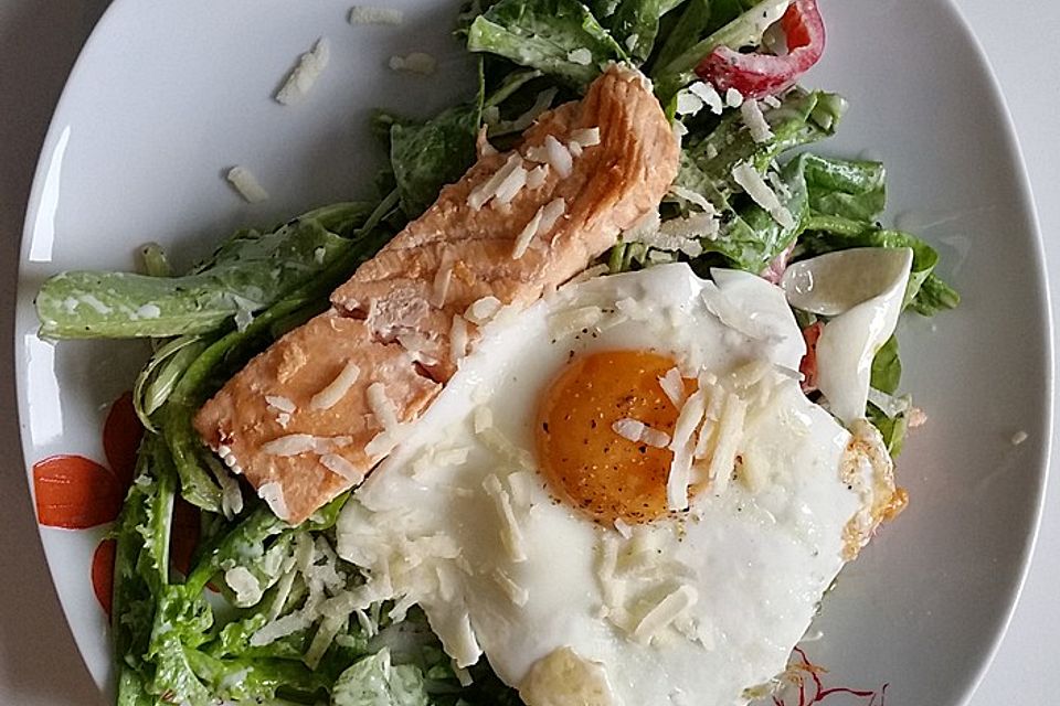 Grüner Salat mit Paprika, dazu Lachsfilet und Spiegelei mit Parmesan