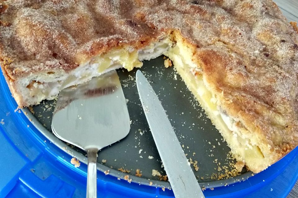 Gedeckter Apfelkuchen mit Vanilleguss und Knusperkruste vom Blech