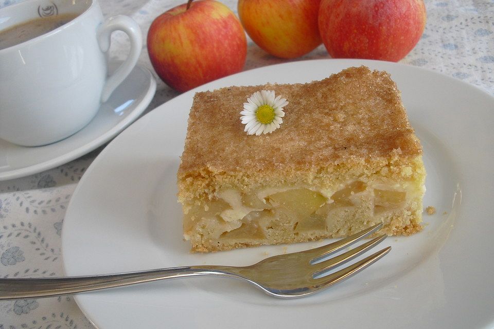 Gedeckter Apfelkuchen mit Vanilleguss und Knusperkruste vom Blech