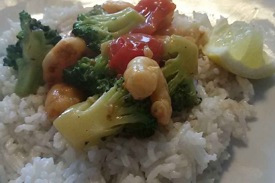 Scharfe Shrimps mit Reis und Kokosnussmilch aus dem Wok