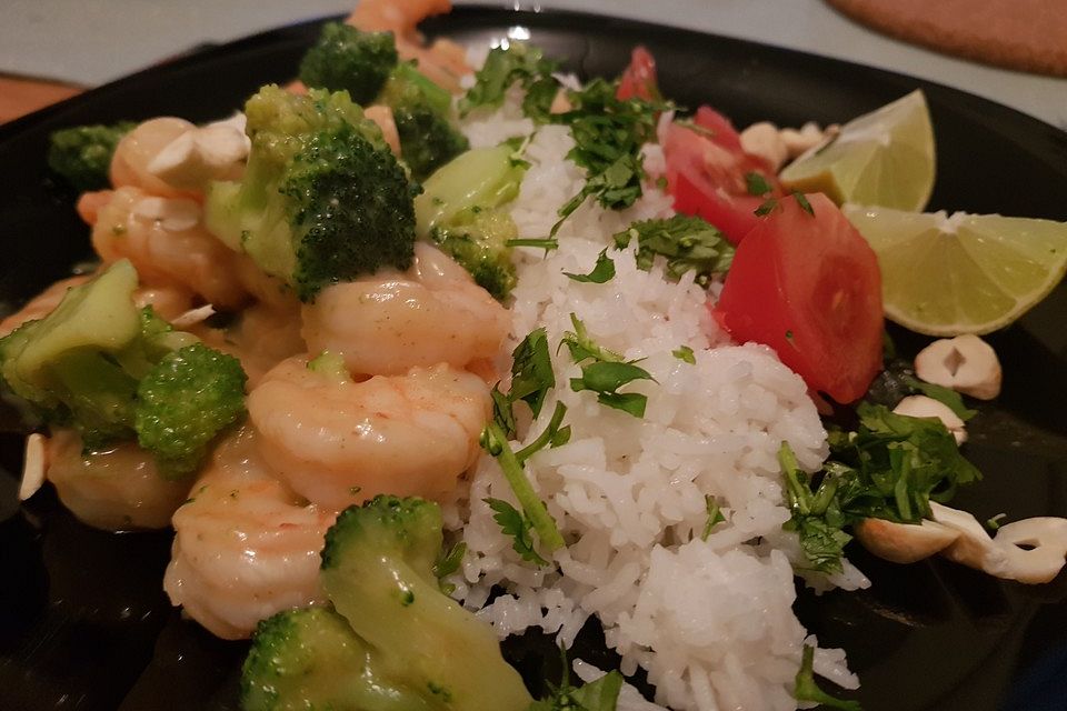 Scharfe Shrimps mit Reis und Kokosnussmilch aus dem Wok