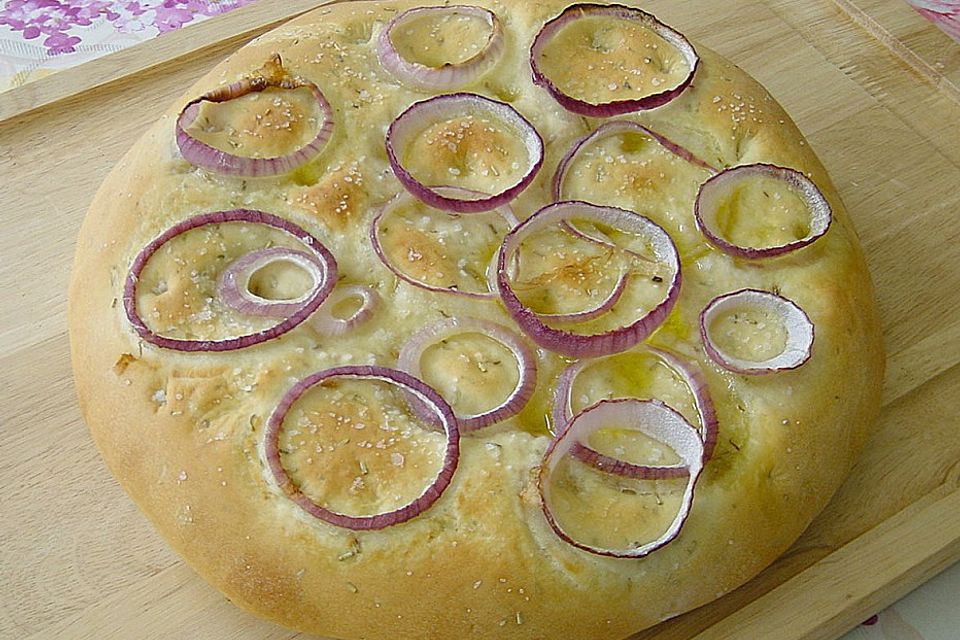 Focaccia mit Rosmarin und Zwiebelringen