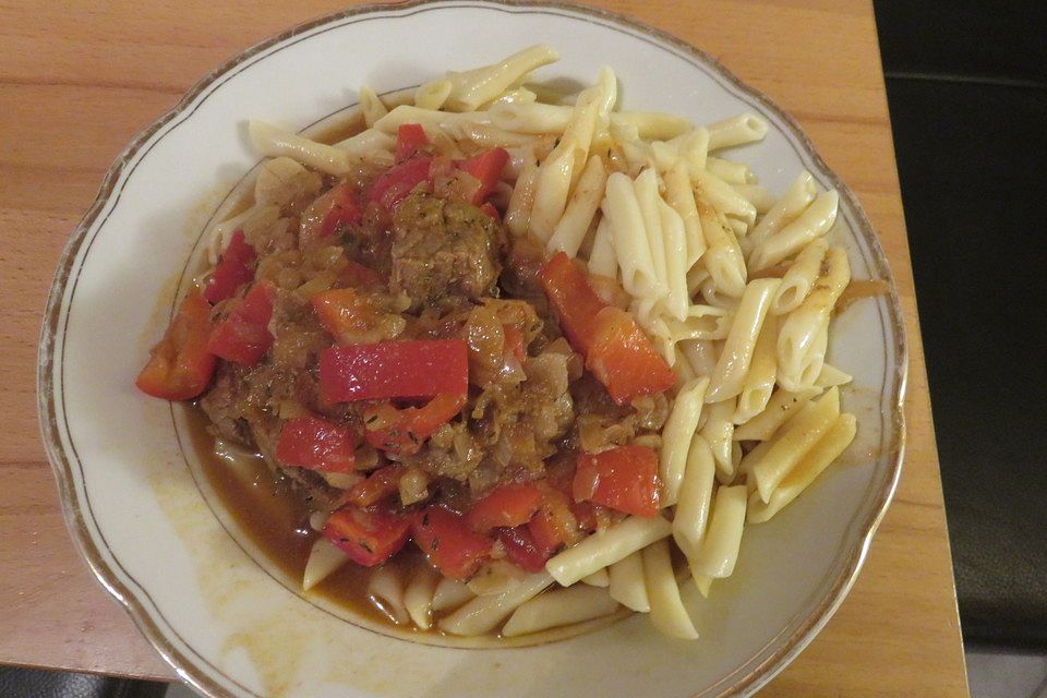 Gulasch von Rind und Schwein mit Paprikagemüse und Nudeln