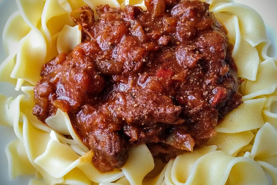 Gulasch von Rind und Schwein mit Paprikagemüse und Nudeln