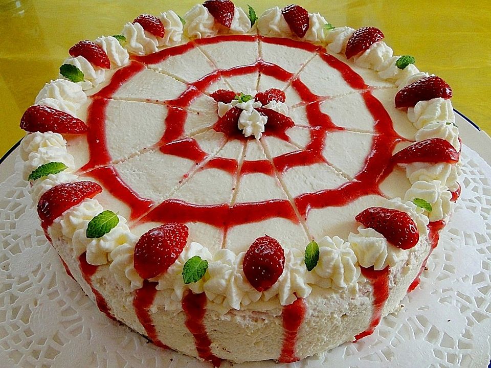 Erdbeer-Joghurt-Sekt-Torte von Backmouse | Chefkoch