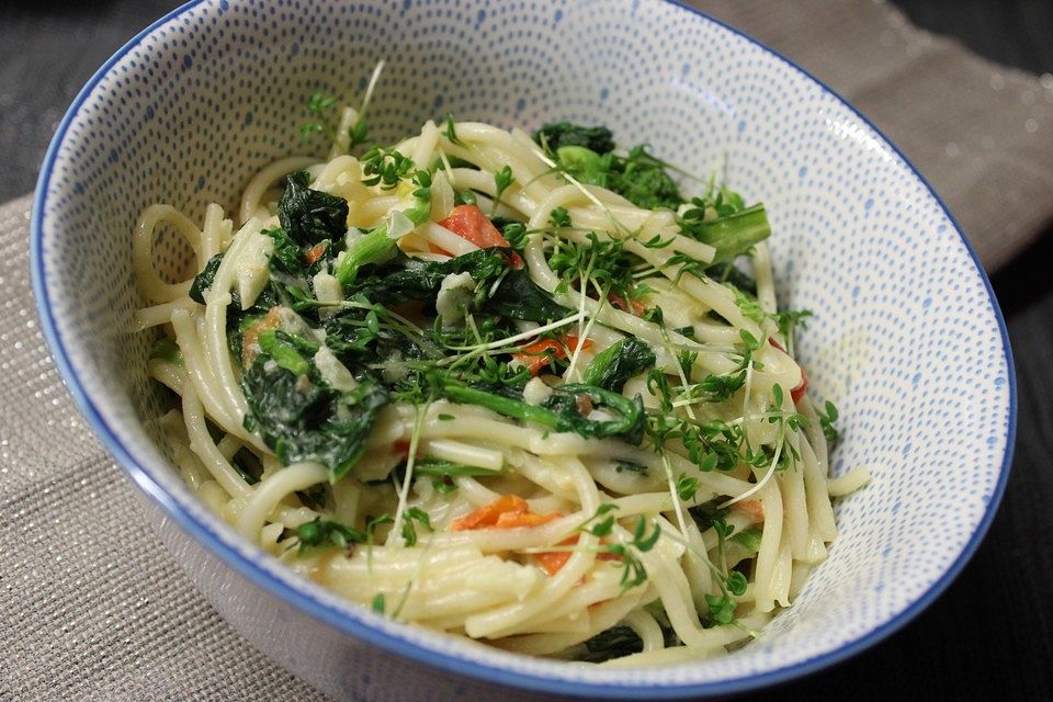 Mangold-Tomaten-Senf-Sahne-Tagliatelle