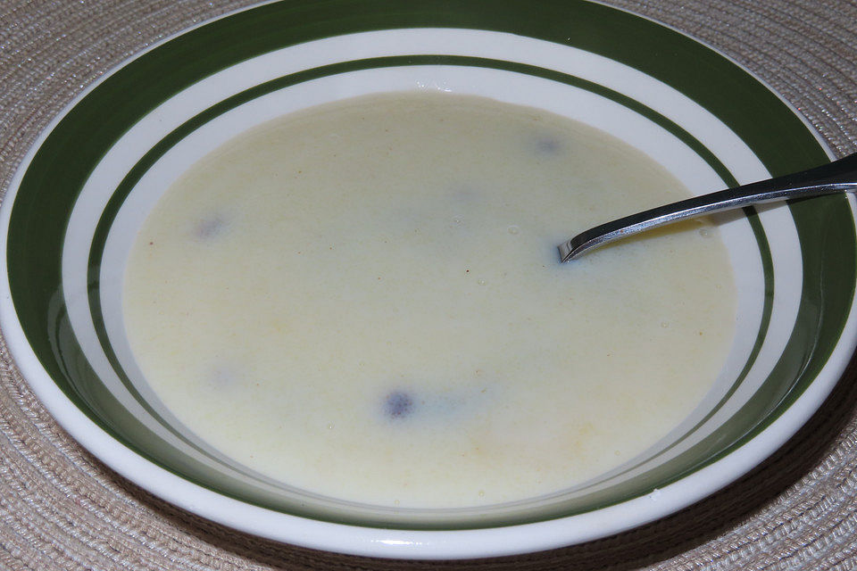 Milchgrießsuppe nach Uromas Art