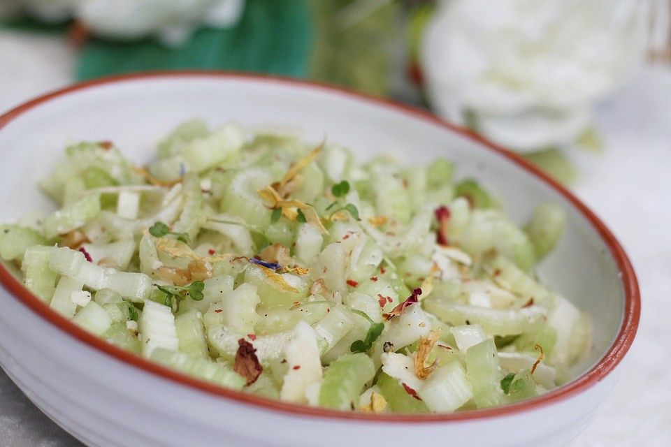 Stangenselleriesalat mit Walnüssen und Pecorino