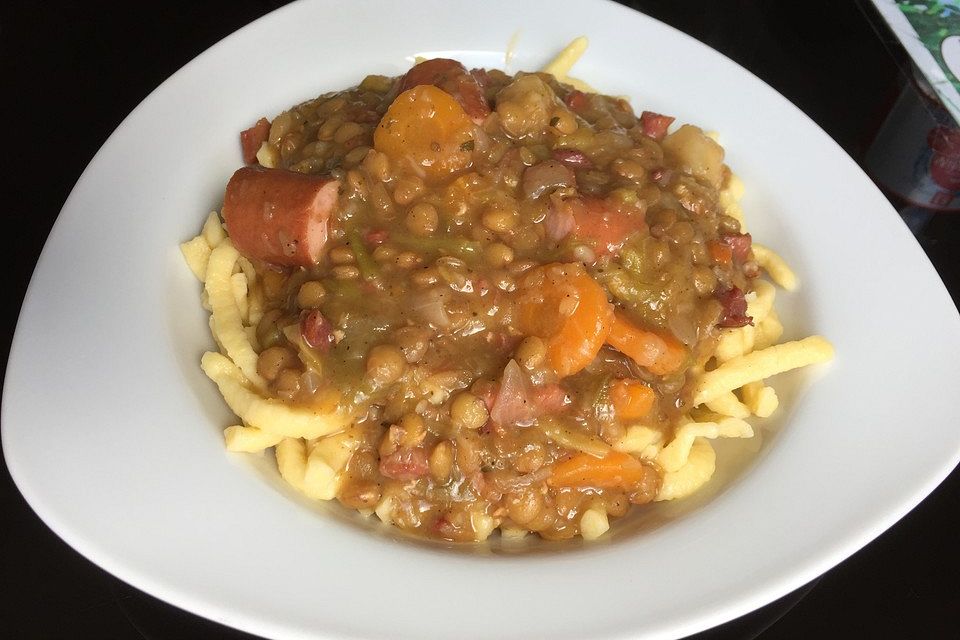 Schwäbische Linsen mit Spätzle und Saitenwürstchen