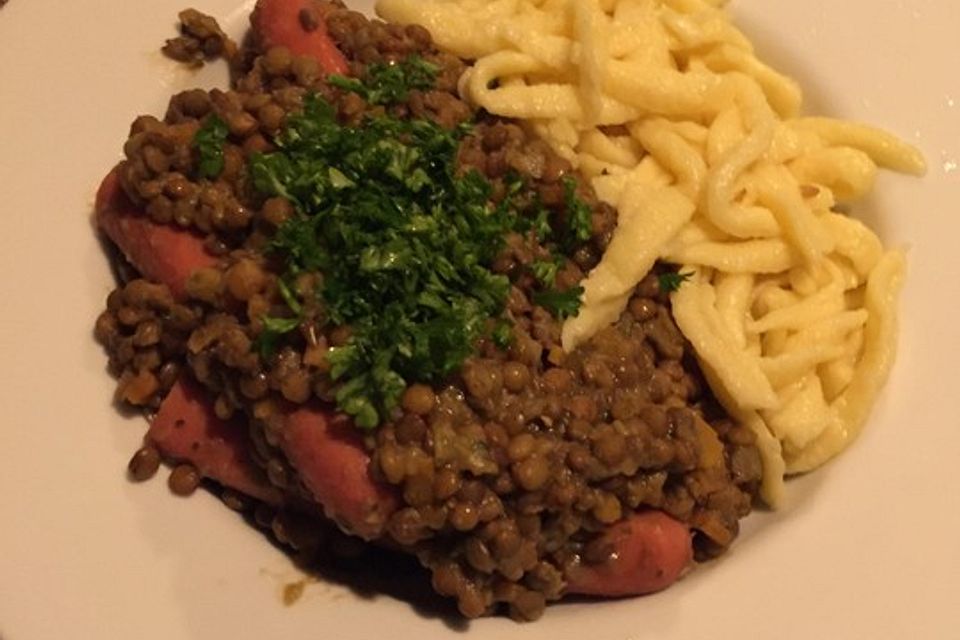 Schwäbische Linsen mit Spätzle und Saitenwürstchen