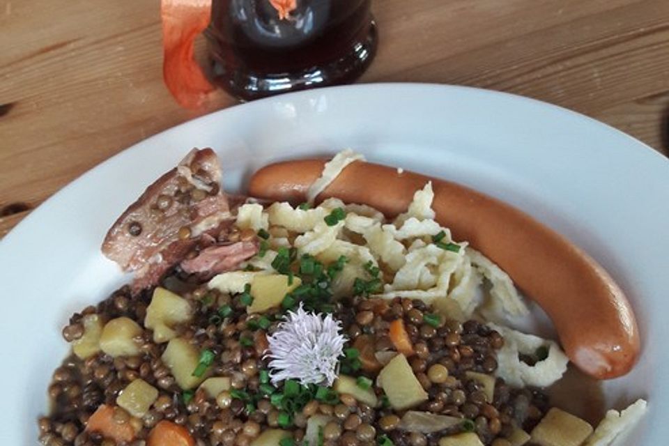 Schwäbische Linsen mit Spätzle und Saitenwürstchen