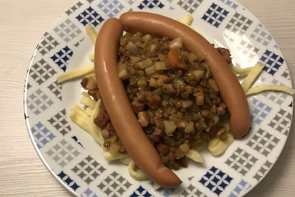 Schwäbische Linsen mit Spätzle und Saitenwürstchen