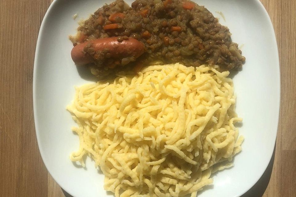 Schwäbische Linsen mit Spätzle und Saitenwürstchen