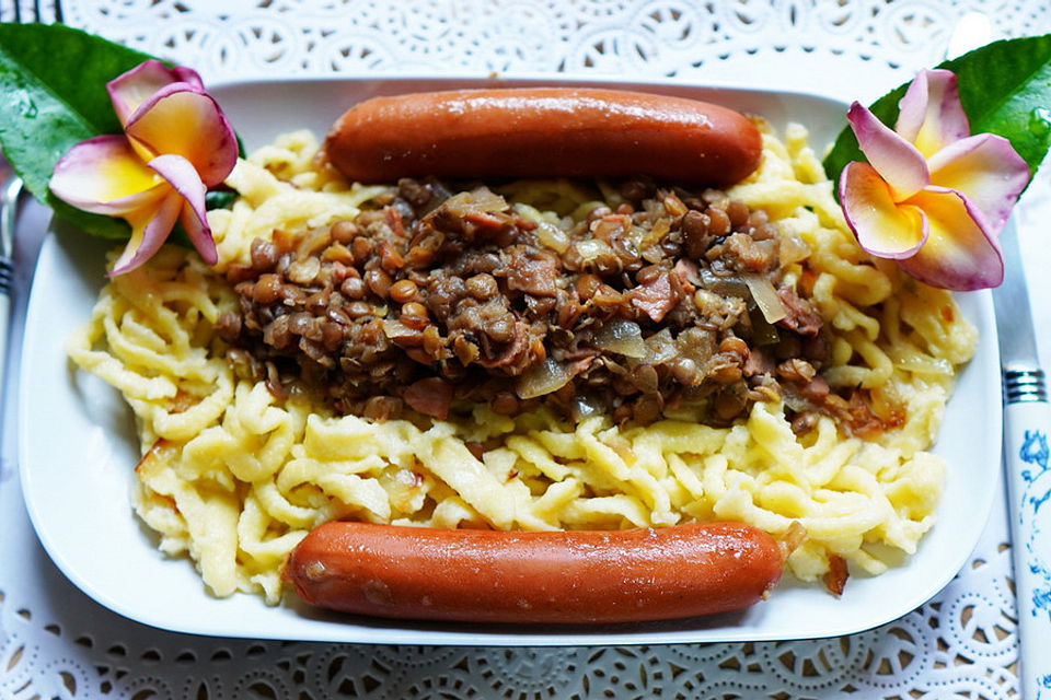 Schwäbische Linsen mit Spätzle und Saitenwürstchen