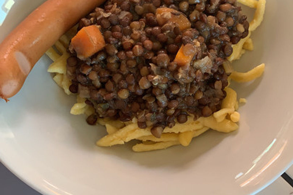 Schwäbische Linsen mit Spätzle und Saitenwürstchen