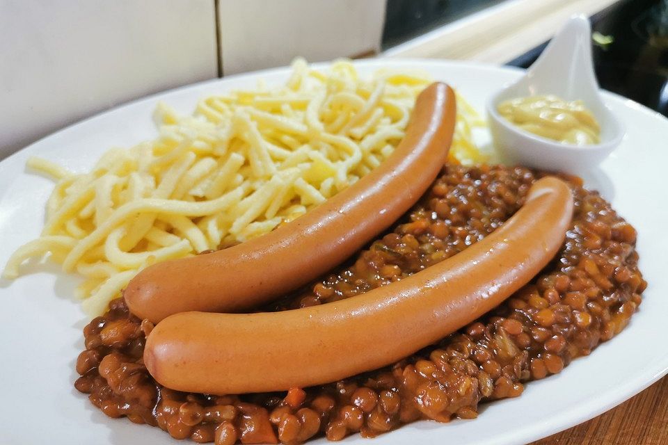 Schwäbische Linsen mit Spätzle und Saitenwürstchen