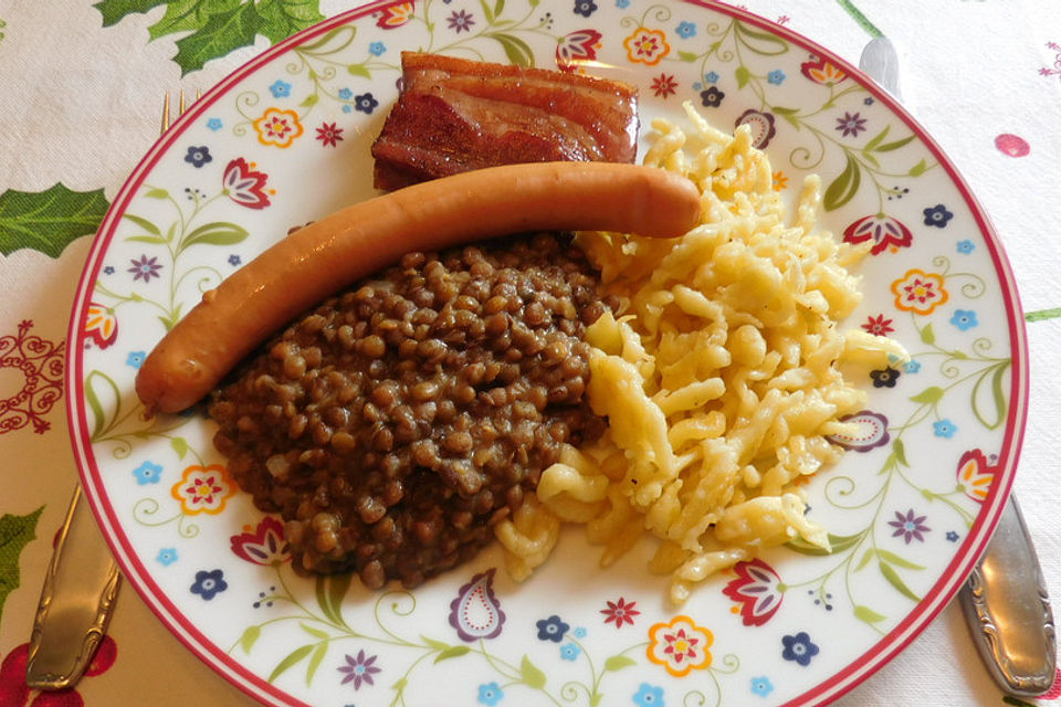 Schwäbische Linsen mit Spätzle und Saitenwürstchen