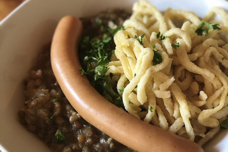 Schwäbische Linsen mit Spätzle und Saitenwürstchen