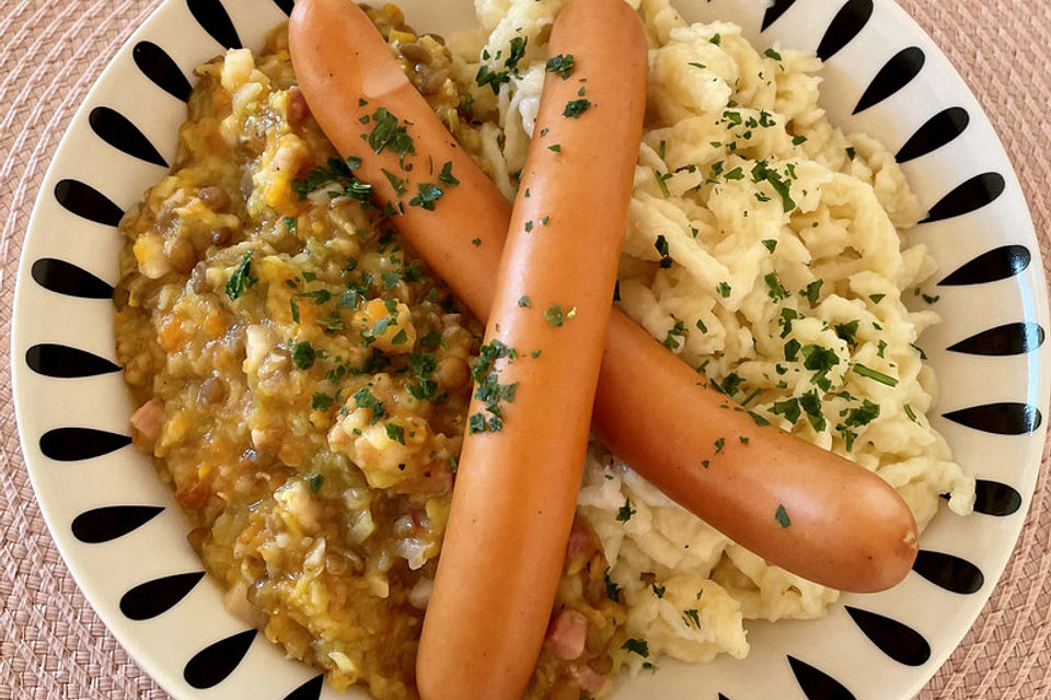 Schwäbische Linsen mit Spätzle und Saitenwürstchen