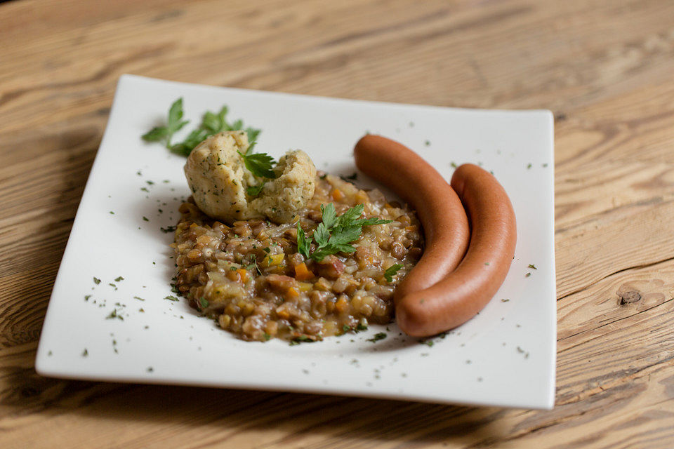 Schwäbische Linsen mit Spätzle und Saitenwürstchen