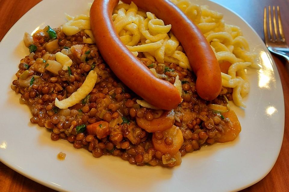 Schwäbische Linsen mit Spätzle und Saitenwürstchen