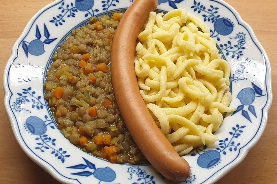 Schwäbische Linsen mit Spätzle und Saitenwürstchen