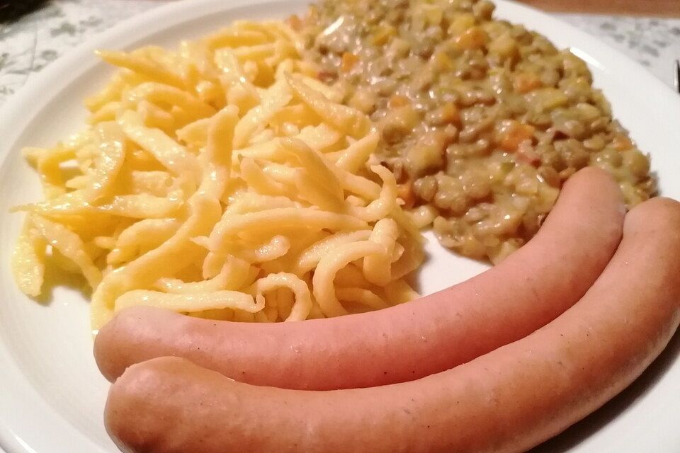 Schwäbische Linsen mit Spätzle und Saitenwürstchen