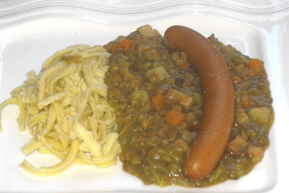 Schwäbische Linsen mit Spätzle und Saitenwürstchen