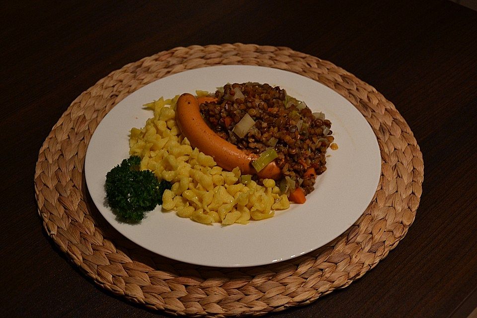 Schwäbische Linsen mit Spätzle und Saitenwürstchen