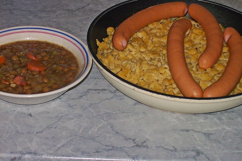 Schwäbische Linsen mit Spätzle und Saitenwürstchen