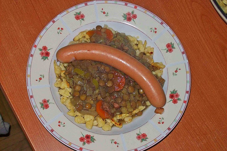 Schwäbische Linsen mit Spätzle und Saitenwürstchen