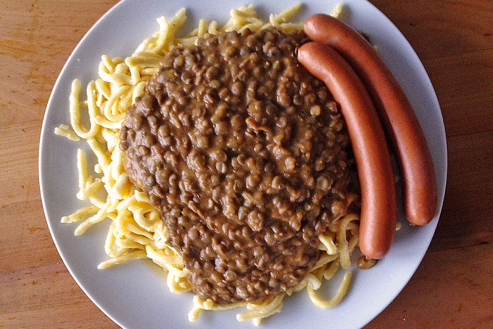 Schwäbische Linsen mit Spätzle und Saitenwürstchen