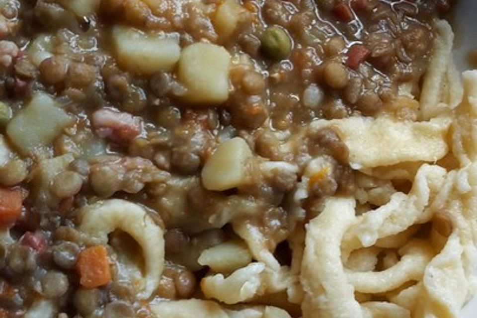 Schwäbische Linsen mit Spätzle und Saitenwürstchen