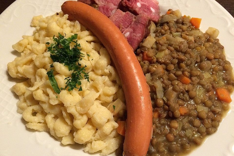 Schwäbische Linsen mit Spätzle und Saitenwürstchen