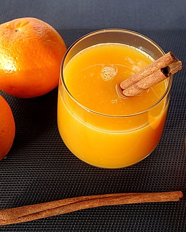 Frischer Orangensaft mit Orangenblütenwasser
