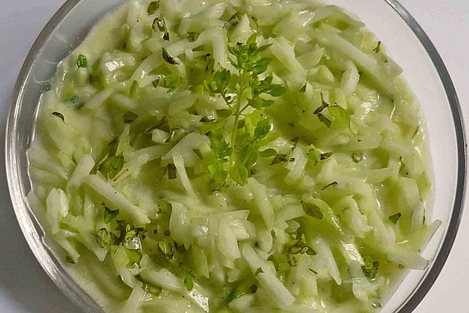 Gurkensalat mit Baslikum Creme fraîche