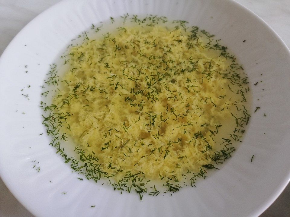 Klare Spargelsuppe mit Eierblumen und frischen Kräutern von Monika ...