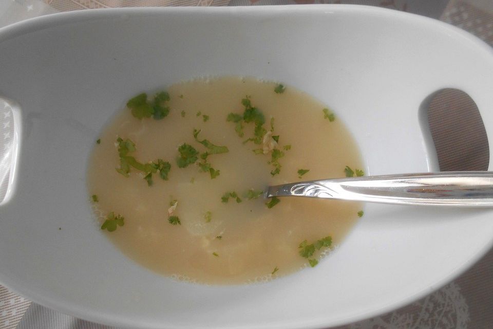 Klare Spargelsuppe mit Eierblumen und frischen Kräutern