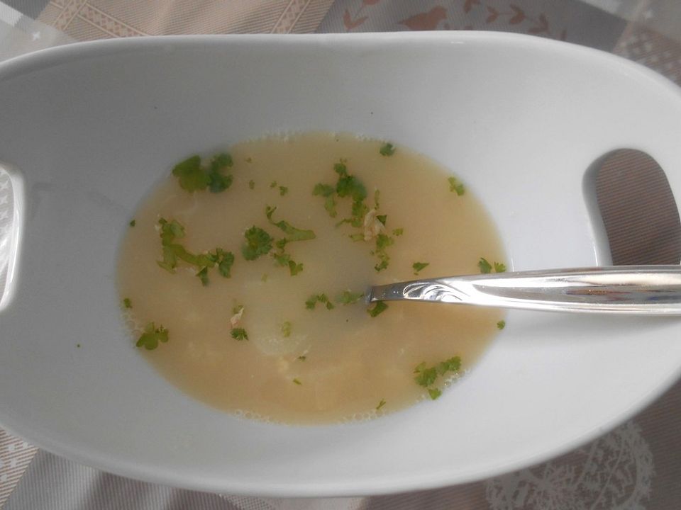 Klare Spargelsuppe mit Eierblumen und frischen Kräutern von Monika ...