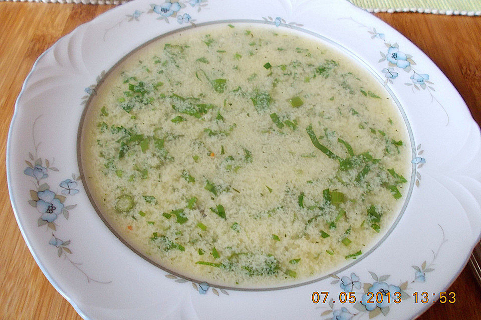 Klare Spargelsuppe mit Eierblumen und frischen Kräutern