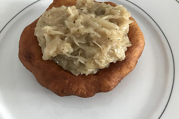 Küchle mit Sauerkraut