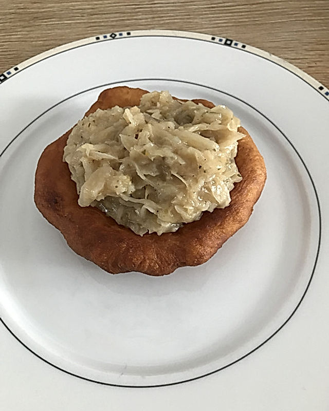 Küchle mit Sauerkraut