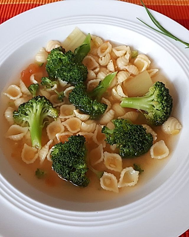 Brokkoli-Gemüsesuppe mit Roten Linsen und Nudeln