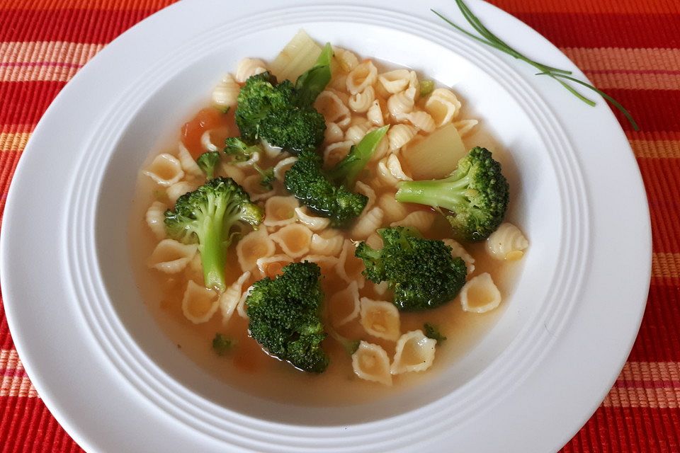 Brokkoli-Gemüsesuppe mit Roten Linsen und Nudeln